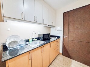 Fridge, microwave, stovetop, cookware/dishes/utensils