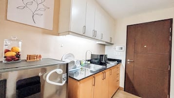 Refrigerador, microondas, placa de cocina, utensilios de cocina