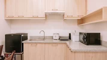 Fridge, microwave, stovetop, cookware/dishes/utensils