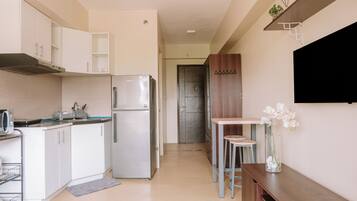 Fridge, microwave, cookware/dishes/utensils