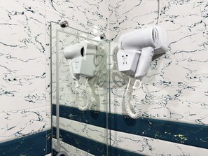 Shower, towels, soap - Hotel Volga Deluxe (New Delhi)