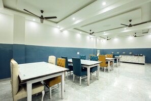 Shower, towels, soap - Hotel Volga Deluxe (New Delhi)