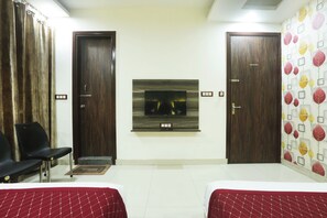 Laptop workspace, free WiFi - Hotel Volga Deluxe (New Delhi)