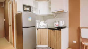 Kühlschrank, Mikrowelle, Herdplatte, Kochgeschirr/Geschirr/Besteck