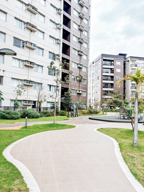 Property grounds - Elegant 2 Bedrooms with Pool View (Iloilo City)