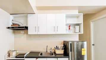 Réfrigérateur, micro-ondes, plaque de cuisson