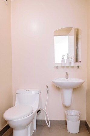 シャワー、ヘアドライヤー、タオル