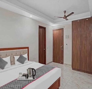 Deluxe-Doppel- oder -Zweibettzimmer, Balkon, Stadtblick | Wohnbereich | 56-Zoll-Smart-TV mit Digitalempfang