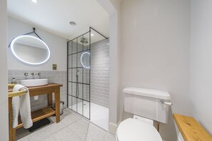 Douche, sèche-cheveux, serviettes fournies