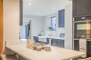 雪櫃、微波爐、焗爐、爐具