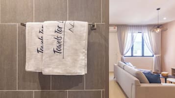 Comfort Studio, 1 King Bed, Non Smoking, City View | Bathroom