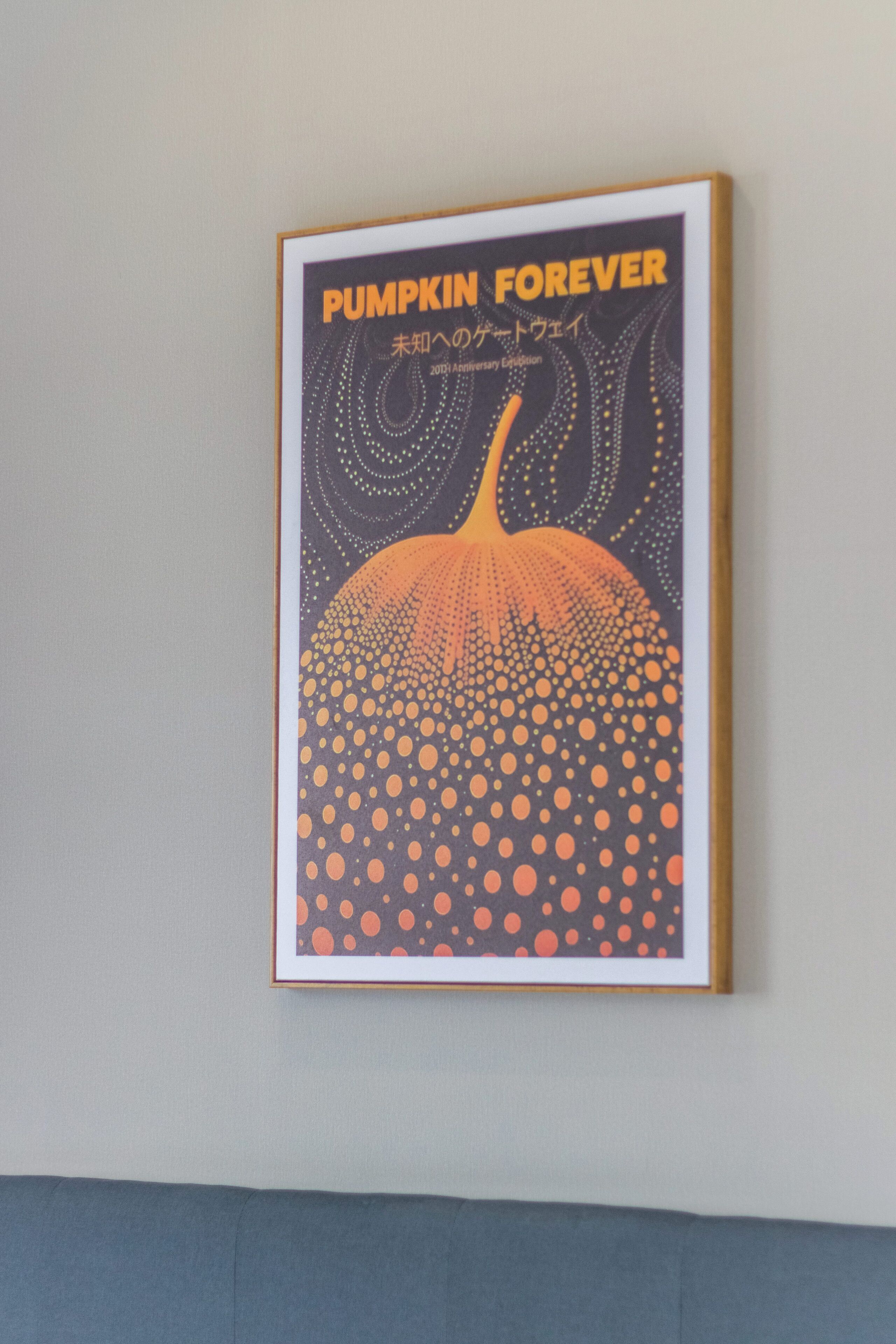 Una obra de arte en marco titulada 'Pumpkin Forever', con un diseño de puntos y forma de calabaza.