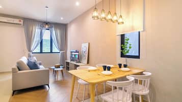 Comfort Studio, 1 King Bed, Non Smoking, City View | In-room dining