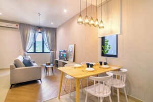 Comfort Studio, 1 King Bed, Non Smoking, City View | In-room dining