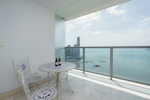 Outdoor dining - Exclusive and luxury 1BR with balcony in Yoo Panama (Panamá)