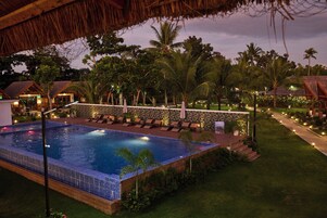 Una piscina al aire libre