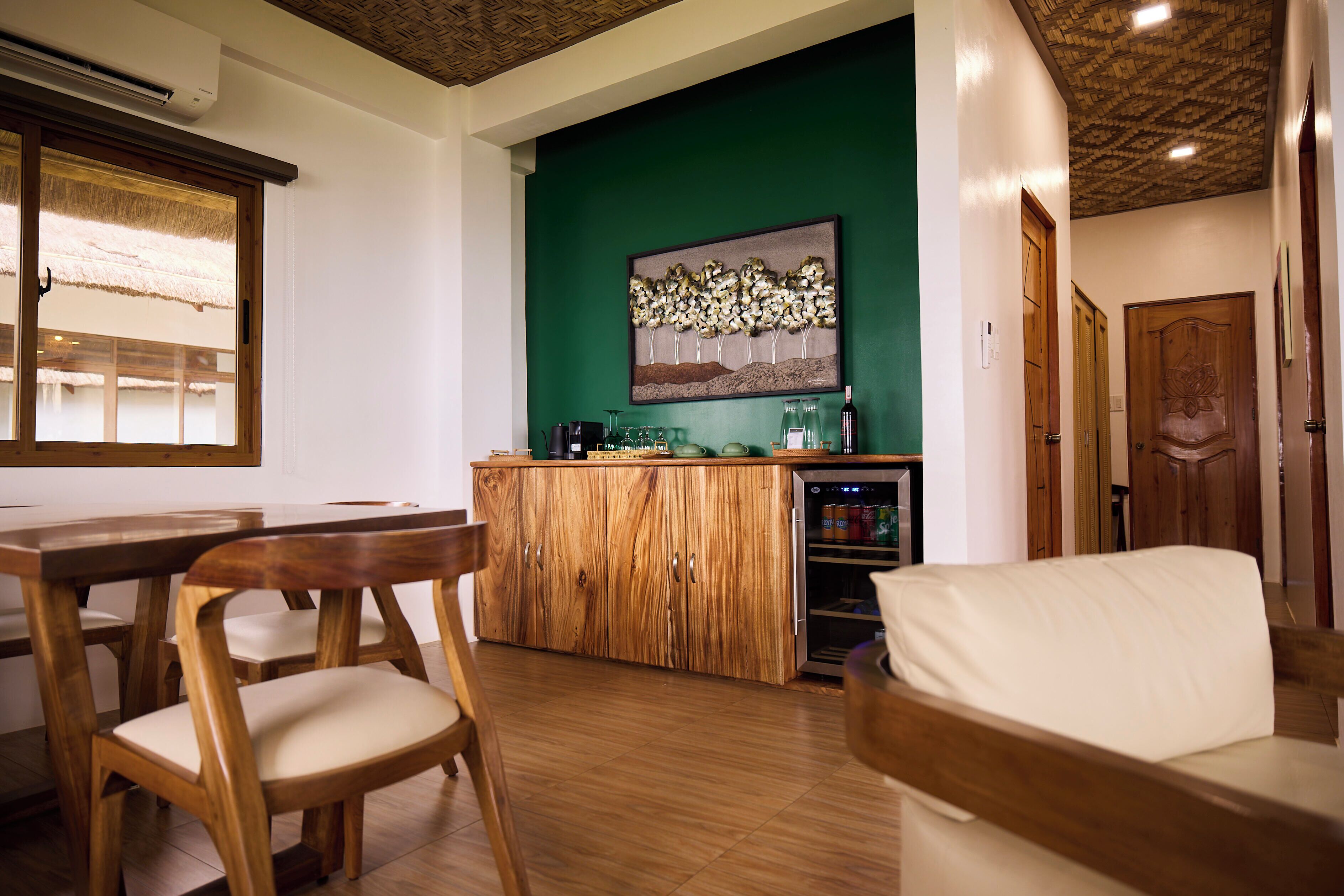 Premium Room, Sea View | Dining room