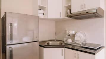 Réfrigérateur, micro-ondes, plaque de cuisson, bouilloire électrique