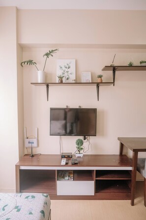 1 bedroom, iron/ironing board, WiFi, bed sheets - Irresistibly Spacious Haven (Iloilo City)