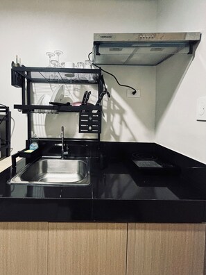 Kühlschrank, Mikrowelle, Herdplatte, Kochgeschirr/Geschirr/Besteck