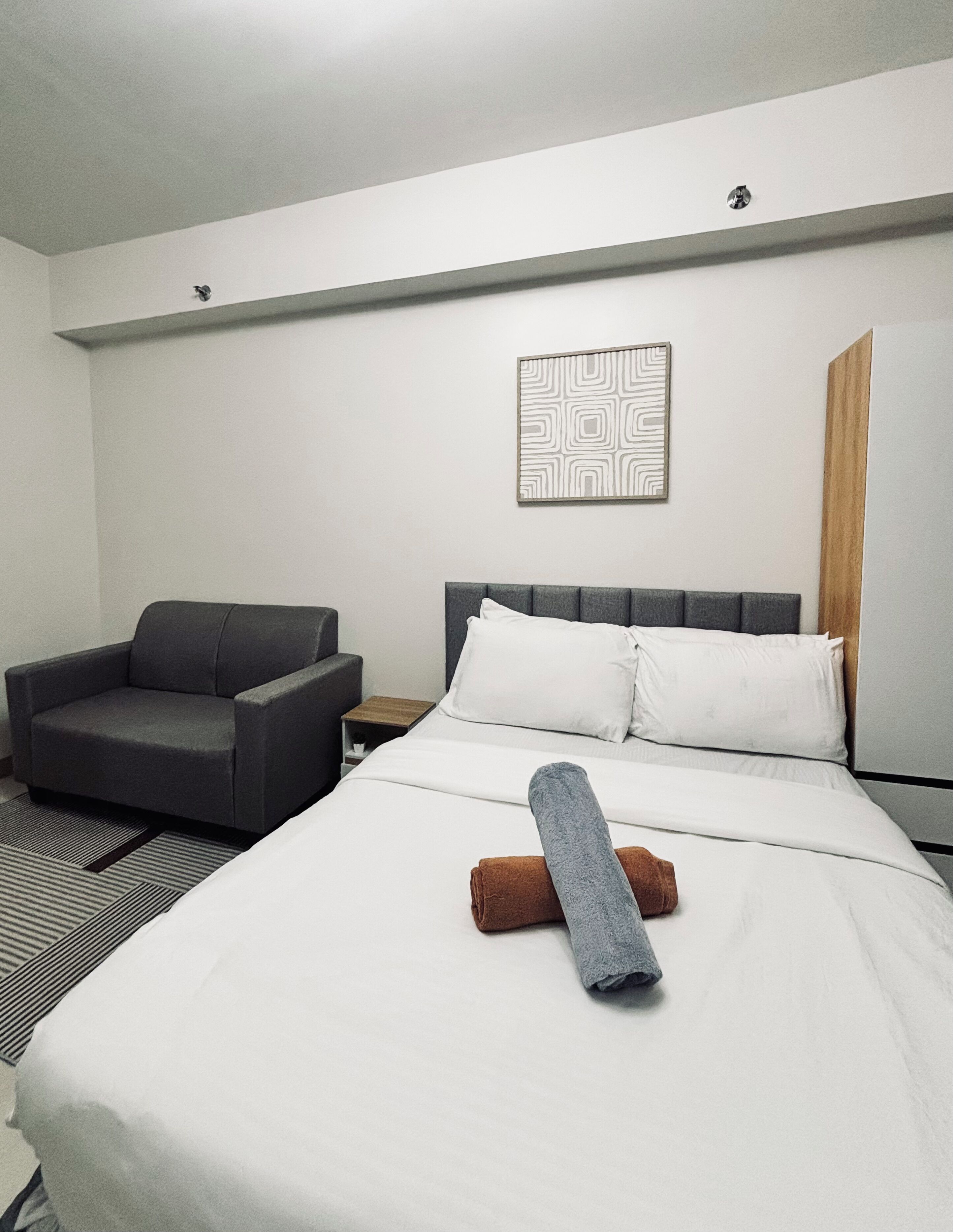 1 bedroom, bed sheets