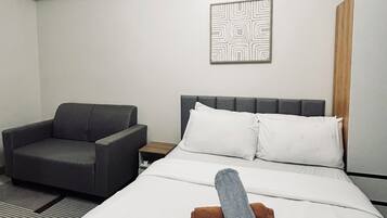 1 bedroom, bed sheets
