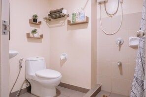Een douche, een haardroger, handdoeken