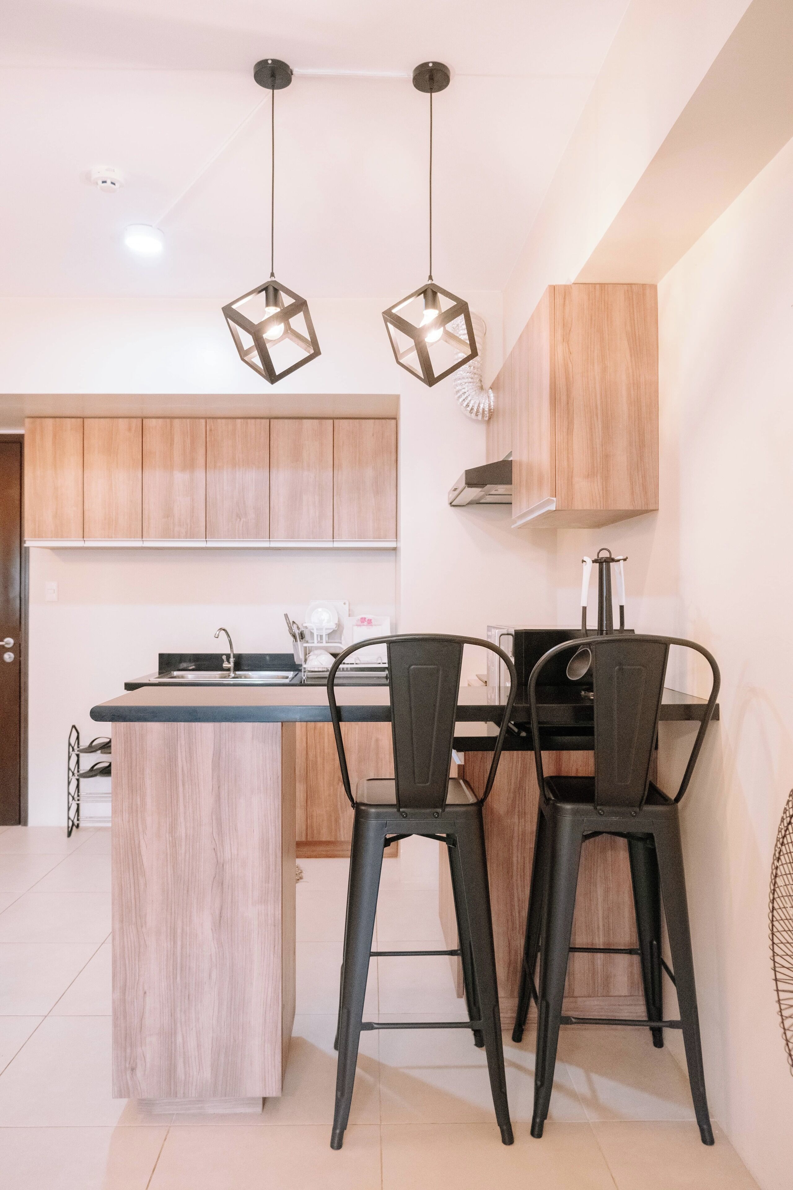 Refrigerador, microondas, parrilla de estufa y utensilios de cocina 