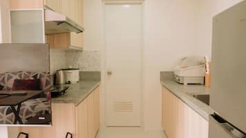 Køleskab, mikrobølgeovn, kogeplade, køkkentøj/tallerkener/redskaber