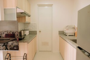 Frigorífico, microondas, placa de cocina y utensilios de cocina