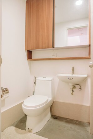 Douche, sèche-cheveux, serviettes fournies