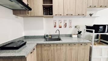 Kjøleskap, mikrobølgeovn, kokeplater og oppvaskmaskin