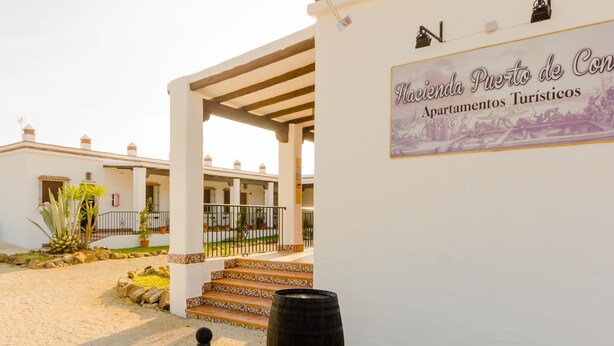 Un edificio con un letrero que dice 'Hacienda Puerta de Con'.