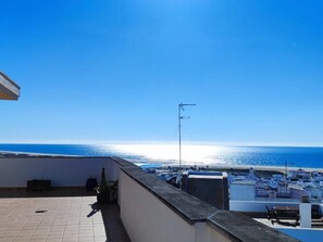 A rooftop terrace with a view of the sea and boats. - Blue Atlantic Penthouse (Conil de la Frontera)