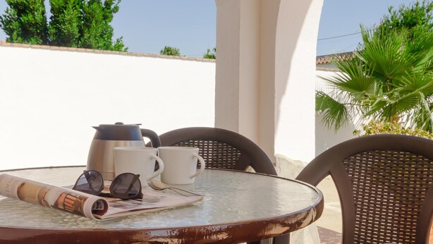 A round table with a newspaper, sunglasses, a coffee pot, and cups. - Casa Mariana 1417 in Conil de la Frontera (Conil de la Frontera)