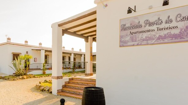Un edificio con un cartel que dice "Hacienda Puerta de Con".