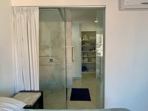 2 quartos, ferros/tábuas de passar roupa, Wi-Fi, roupa de cama