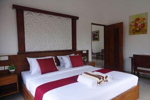 4 bedrooms, desk, travel cot, WiFi