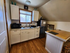 Jääkaappi, mikroaaltouuni, liesi, kahvin-/teenkeitin