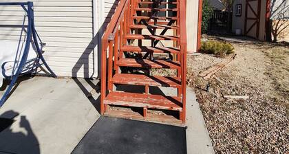 Private Loft Studio with Mountain Views – Near DT