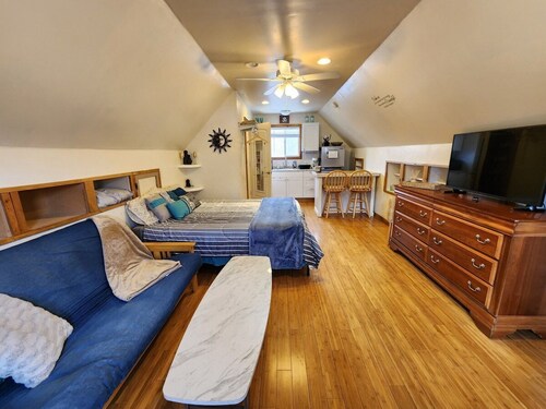 Mountain Views from Private Loft Studio - Near Downtown!