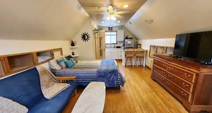 Mountain Views from Private Loft Studio - Near Downtown!