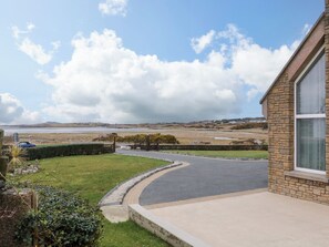 Property grounds - RADHARC NA TRA, family friendly in Burtonport, County Donegal (Burtonport)