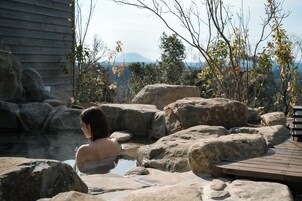 [霧島川]露天風呂&サウナ付き客室 禁煙 | バスルーム | 個別の浴槽とシャワー、温泉浴槽、バスアメニティ (無料)、ヘアドライヤー