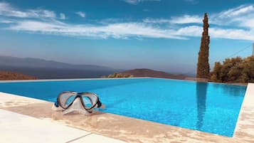 Vila, 2 quartos, sacada, vista para o jardim | Piscina | Piscina externa