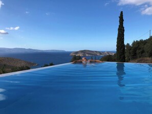 Appartement, plusieurs chambres, patio, vue sur le jardin | Piscine | Piscine extérieure