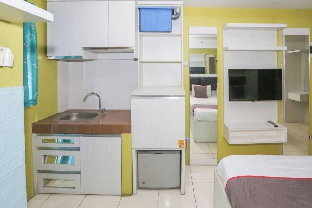 Premium bedding, laptop workspace, free WiFi, bed sheets