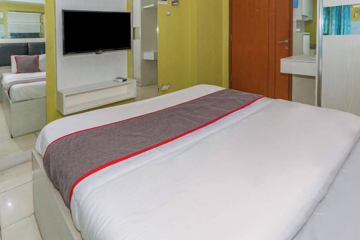Premium bedding, laptop workspace, free WiFi, bed sheets