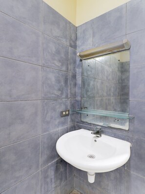 Douche, serviettes fournies, savon, shampoing