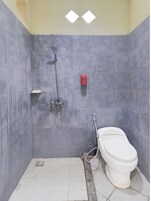 Chuveiro, toalhas de banho, sabonete, shampoo